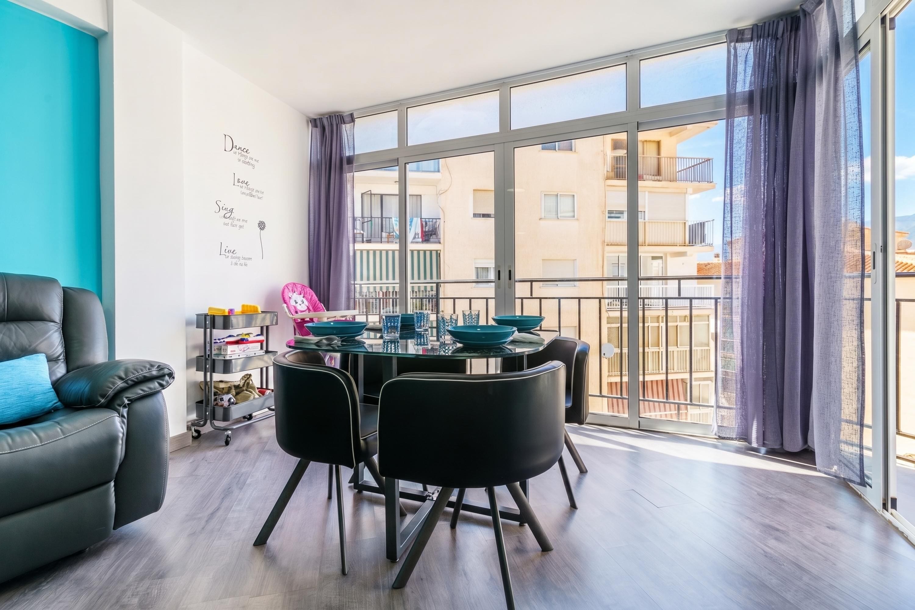 Familienapartment, Mehrere Schlafzimmer (Nerja City Center Apartment) | Wohnbereich | 21-Zoll-Flachbildfernseher mit Kabelempfang