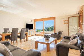 家庭公寓, 多間臥室, 2 間浴室, 山間 (Marbella mountain with sea view and) | 起居區 | 21-吋平面電視，提供有線頻道