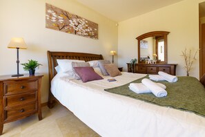 Familjelägenhet - flera sovrum - 2 badrum - intill bergen (Marbella mountain with sea view and) | 3 sovrum, arbetsyta för laptop, gratis wi-fi och sängkläder