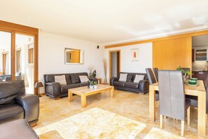 Familjelägenhet - flera sovrum - 2 badrum - intill bergen (Marbella mountain with sea view and) | Vardagsrum | 21-tums platt-tv med kabelkanaler