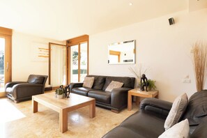 Familjelägenhet - flera sovrum - 2 badrum - intill bergen (Marbella mountain with sea view and) | Vardagsrum | 21-tums platt-tv med kabelkanaler