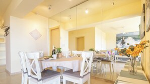 Family Apart Daire, 1 Yatak Odası, 2 Banyolu (Marbella Este Next Marriott and Nikki) | Oturma alanı
