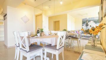 Apartamento familiar, 1 habitación, 2 baños (Marbella Este Next Marriott and Nikki) | Zona de estar | Una televisión de pantalla plana