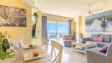 Apartamento família, 1 quarto, 2 banheiros (Marbella Este Next Marriott and Nikki) | Sala de estar | Smart TV 21 polegadas com canais a cabo