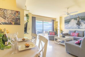 Departamento familiar, varias habitaciones, 2 baños (Marbella Este Next Marriott and Nikki) | Área de sala de estar | Televisión de pantalla plana de 21 pulgadas con canales por cable 