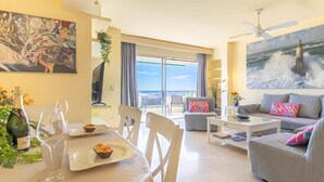 Family Apart Daire, 1 Yatak Odası, 2 Banyolu (Marbella Este Next Marriott and Nikki) | Oturma alanı