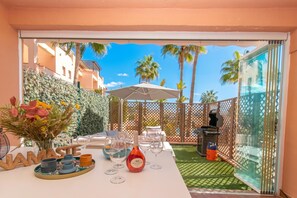Appartamento familiare, camere multiple, 2 bagni, lato montagna (Family Duplex Riviera With Pool) | Ristorazione all'aperto
