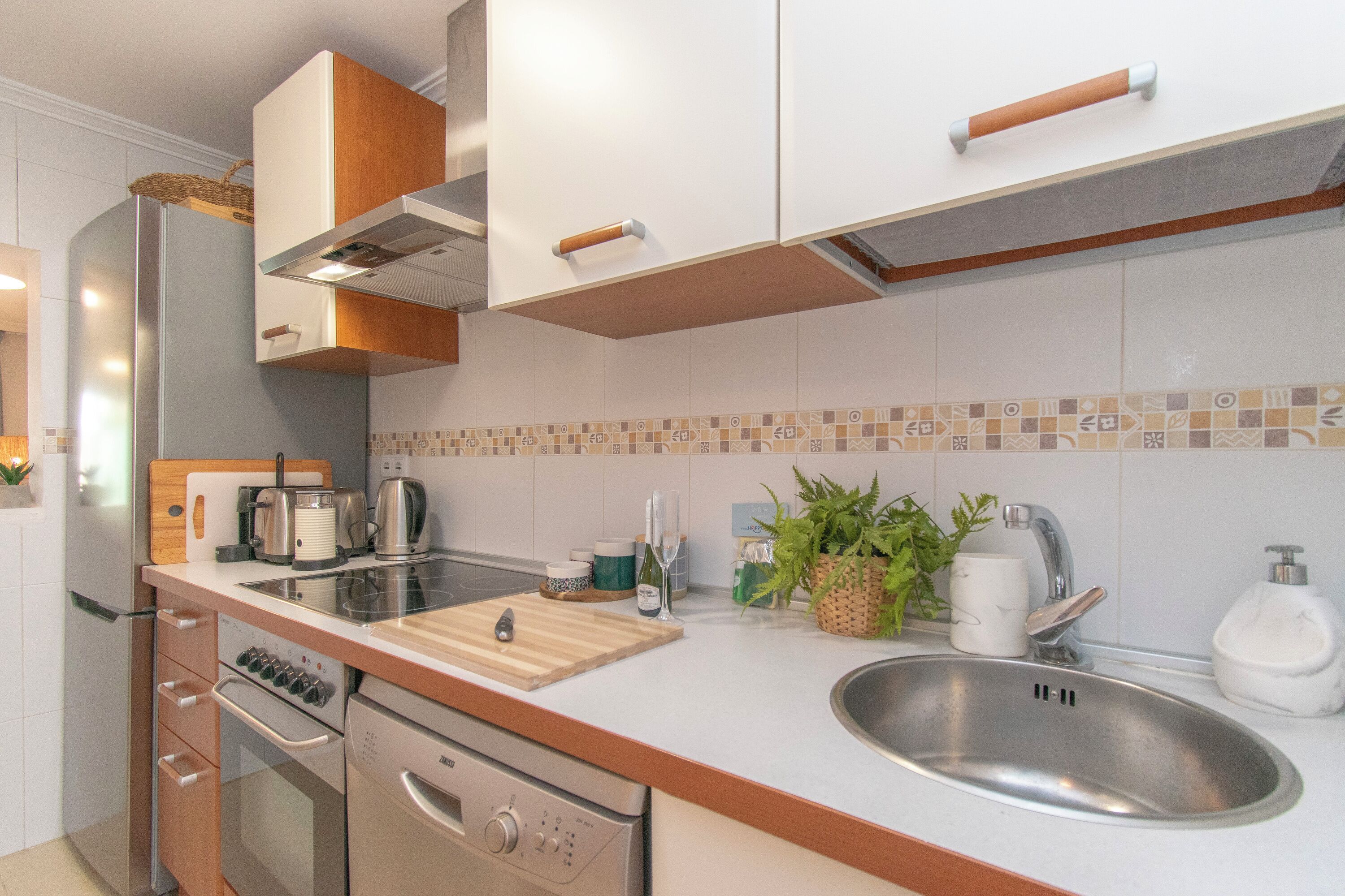 Frigorífico, microondas, horno y placa de cocina