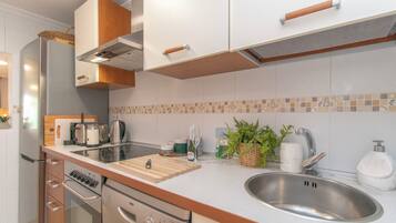 Frigorífico, microondas, horno y placa de cocina