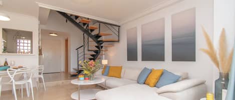 家庭公寓, 多间卧室, 双浴室, 山腰 (Family Duplex Riviera With Pool) | 起居区 | 21-英寸纯平电视(配备有线频道)