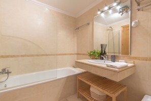 Familieleilighet, flere soverom, 2 bad, ved fjell (Family Duplex Riviera With Pool) | Bad | Kombinert dusj/badekar, hårføner, bidé og håndklær