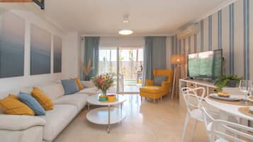 Appartement Familial, 4 chambres, 2 salles de bains, cÎté montagne (Family Duplex Riviera With Pool) | Coin séjour | Télévision à écran plat de 21 pouces avec chaßnes par cùble