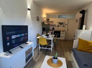 Apartamento (Apartment pod Pločom - One Bedroom A) | Sala de estar | TV de tela plana 32 polegadas com canais a cabo