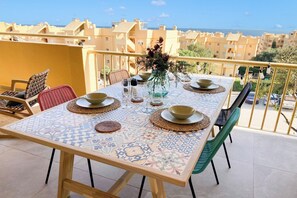 家庭公寓, 多間臥室, 山旁 (Calahonda Royale Seaview Suite) | 室外用餐