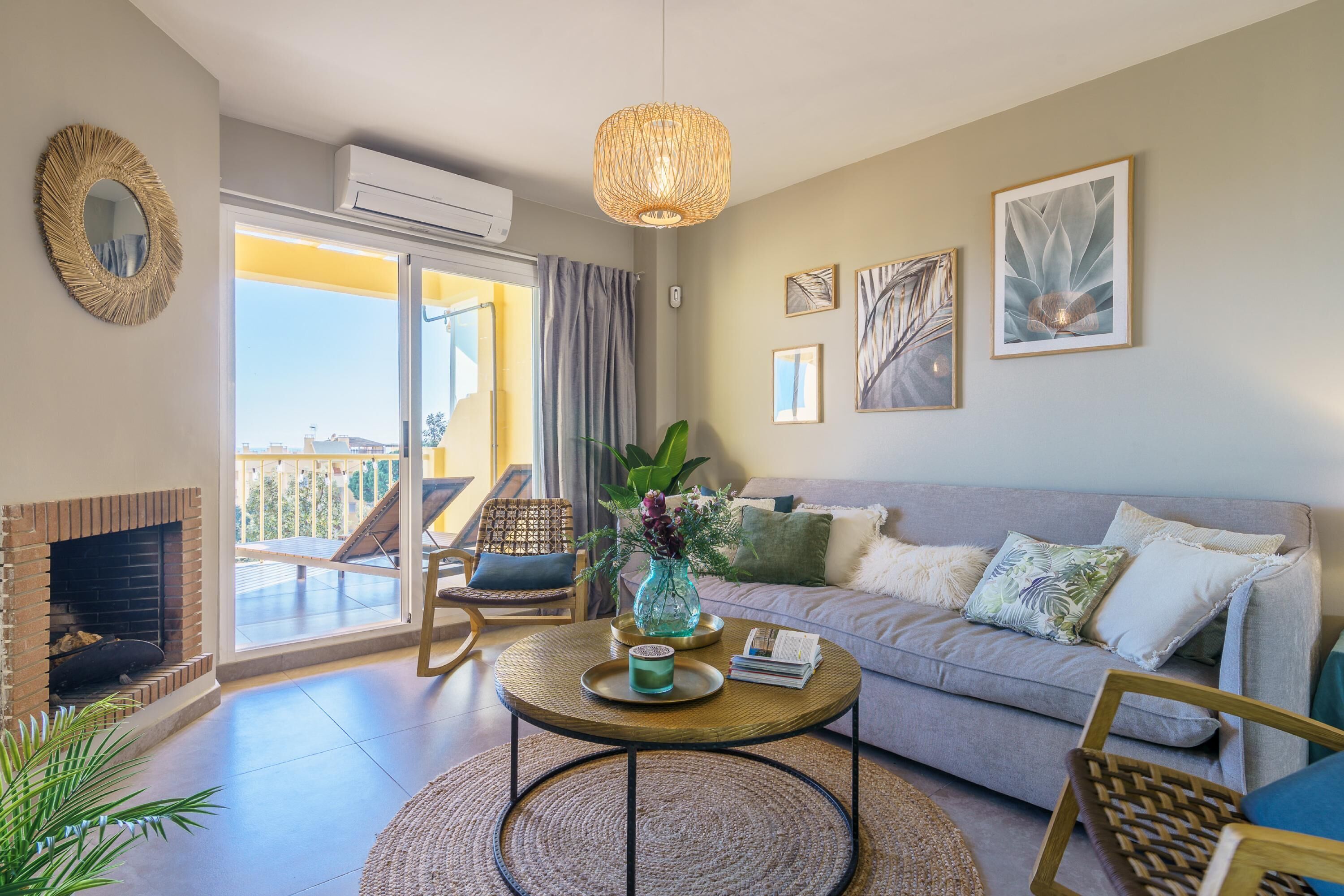 21 hüvelyk képátmérőjű 
okostévé, amelyen többféle kábelcsatorna nézhető