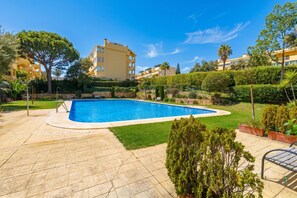 Familienapartment, Mehrere Schlafzimmer, Bergseite (Calahonda Royale Seaview Suite) | Pool | Außenpool (je nach Saison geöffnet)