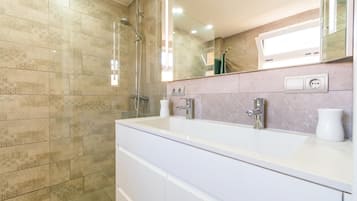 Appartement Familial, plusieurs chambres, cÎté montagne (Calahonda Royale Seaview Suite) | Salle de bain