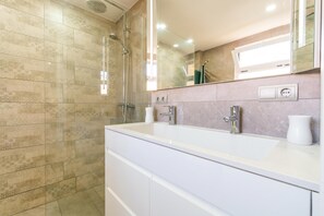家庭公寓, 多間臥室, 山旁 (Calahonda Royale Seaview Suite) | 浴室 | 淋浴設備、風筒、提供毛巾、番梘