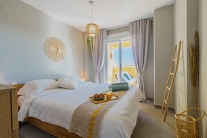 Apartamento familiar, varias habitaciones, junto a la montaña (Calahonda Royale Seaview Suite) | 1 dormitorio, espacio para trabajar con un portátil, wifi gratis