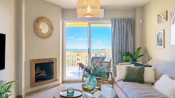 Appartement Familial, plusieurs chambres, côté montagne (Calahonda Royale Seaview Suite) | Coin séjour | TV connectée de 21 pouces avec chaînes par câble