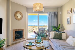 Căn hộ dành cho gia đình, nhiều phòng ngủ, cạnh núi (Calahonda Royale Seaview Suite) | Khu phòng khách | Smart TV 21-inch có truyền hình cáp 