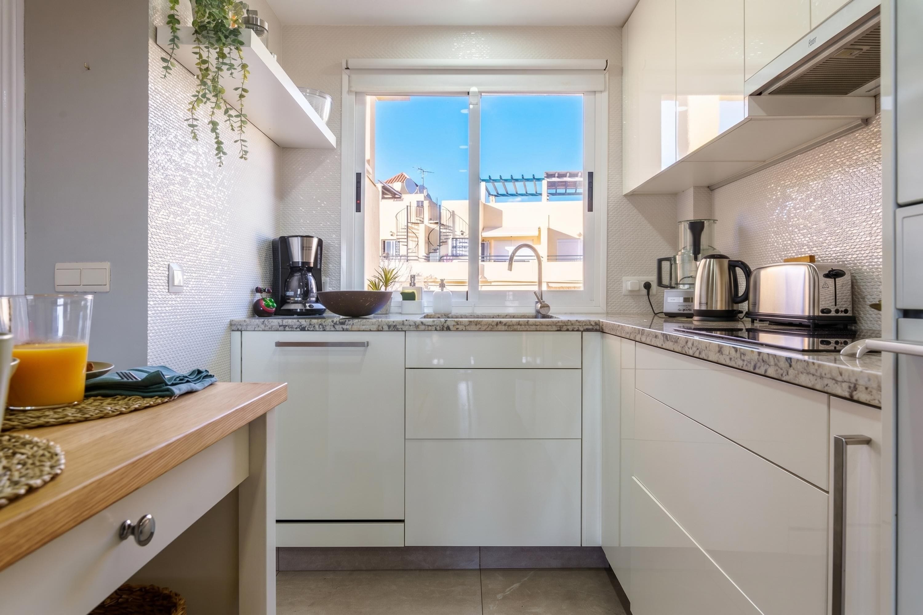 Family Apartment, Multiple Bedrooms, Mountainside (Calahonda Royale Seaview Suite) | Private kitchen | Fridge, microwave, oven, stovetop