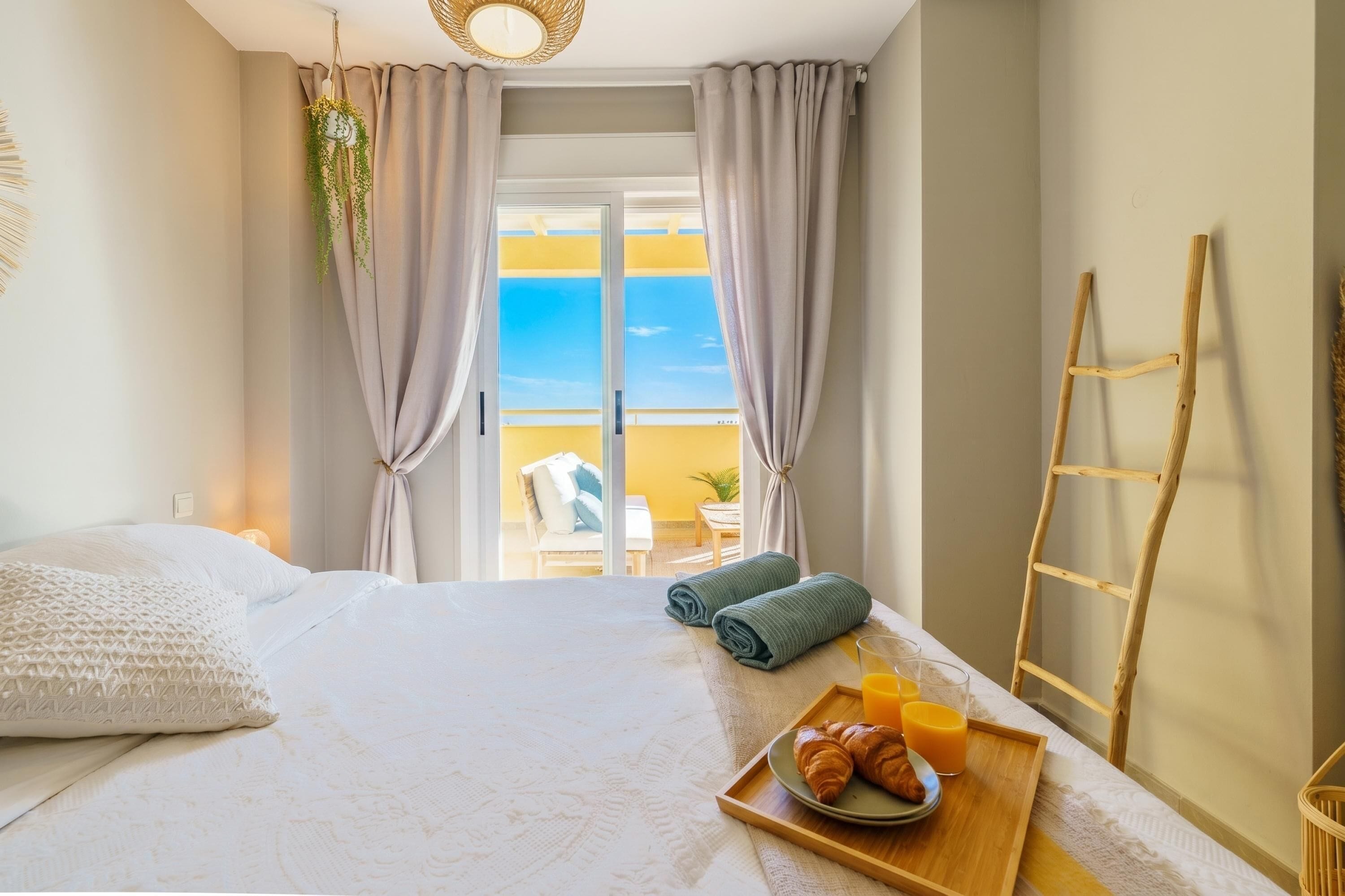 Családi apartman, több hálószobával, hegy felőli (Calahonda Royale Seaview Suite) | 1 hálószoba, laptophoz jól használható munkafelület és ingyenes wifi