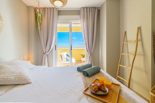 Familjelägenhet - flera sovrum - intill bergen (Calahonda Royale Seaview Suite) | 1 sovrum, arbetsyta för laptop, gratis wi-fi och sängkläder