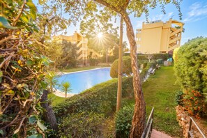 Familjelägenhet - flera sovrum - intill bergen (Calahonda Royale Seaview Suite) | Pool | En säsongsöppen utomhuspool