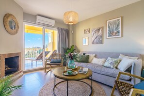 Apartamento familiar, varias habitaciones, junto a la montaña (Calahonda Royale Seaview Suite) | Zona de estar | Smart TV de 21 pulgadas con canales por cable