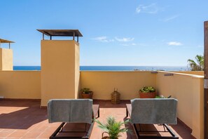 Familienapartment, Mehrere Schlafzimmer, Bergseite (Calahonda Royale Seaview Suite) | Terrasse/Patio