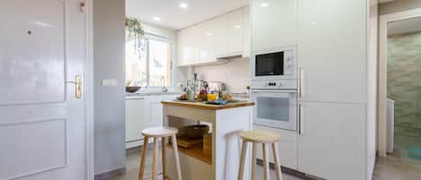 Family Apartment, Multiple Bedrooms, Mountainside (Calahonda Royale Seaview Suite) | Private kitchen | Fridge, microwave, oven, stovetop