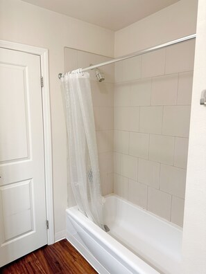 Handtücher, Seife, Shampoo, Toilettenpapier