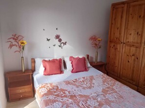 2 bedrooms, WiFi, bed sheets - Large, bright vacation apartment right by the sea (Koroni)