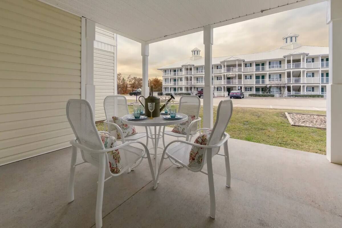 Cozy 2-bedroom apartment in fantastic Flint with AC, fitness room, WiFi