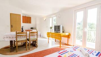 Studio (Guest House Sobra 38 - Studio with Ba) | 4 bedrooms, free WiFi