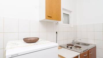 Apartment (Guest House Sobra 38 - Double Room wi) | Private kitchen