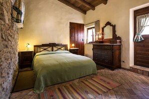 2 quartos, escrivaninha, ferros/tábuas de passar roupa