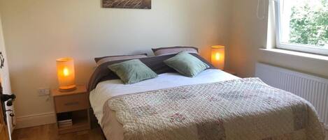 4 makuuhuonetta, työpöytä, silitysrauta/-lauta, vauvan matkasänky