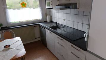 Refrigerador, placa de cocina, lavavajillas, mesa de comedor