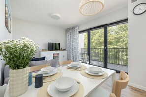 อพาร์ทเมนท์, 1 ห้องนอน, ระเบียง | ห้องนั่งเล่น