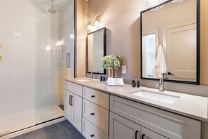 Een douche, een haardroger, handdoeken