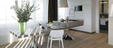 Réfrigérateur, micro-ondes, four, plaque de cuisson