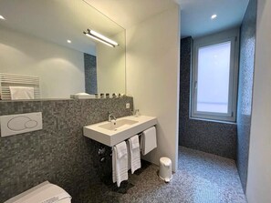 Superior Studio | Bathroom | Combined shower/tub, deep soaking tub, hair dryer, towels - City Apartments (Zug)
