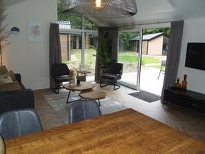 Chalet | Living area - Modern Chalet Near Three National Parks (Ruinen)