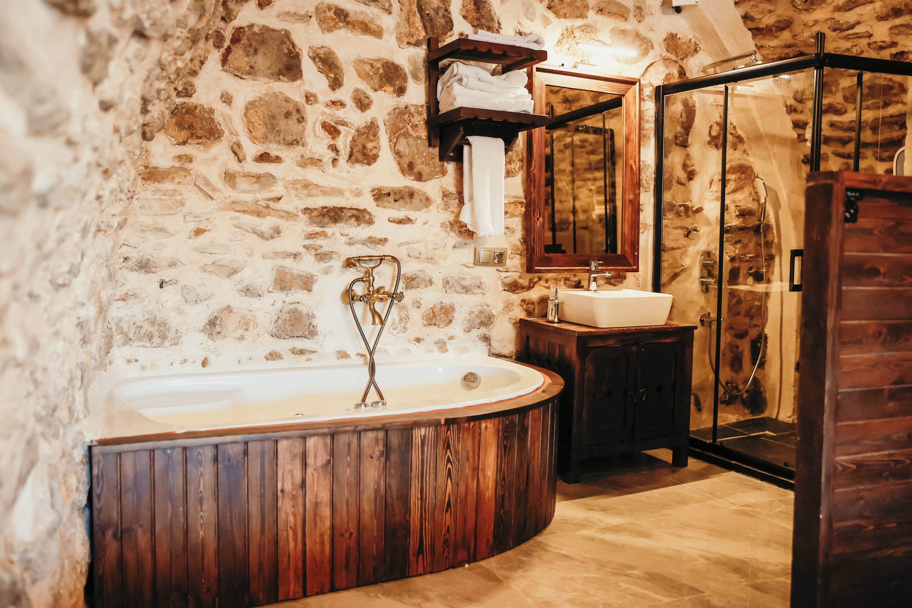Deluxe Room with jetted hot tub | アイロン / アイロン台、WiFi (無料)、ベッドシーツ