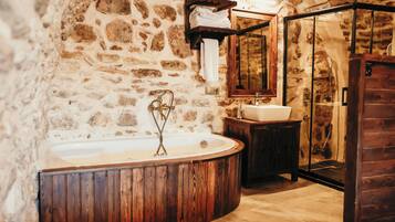 Deluxe Room with jetted hot tub | Strykejern/-brett, wi-fi (inkludert) og sengetøy