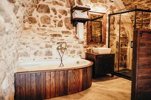 Deluxe Room with jetted hot tub | Iron/ironing board, free WiFi, bed sheets - Minessa Konağı (Mardin)