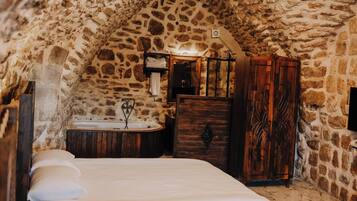 Deluxe Room with jetted hot tub | Iron/ironing board, free WiFi, bed sheets