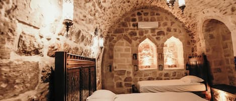 Tabla de planchar con plancha, wifi gratis y ropa de cama